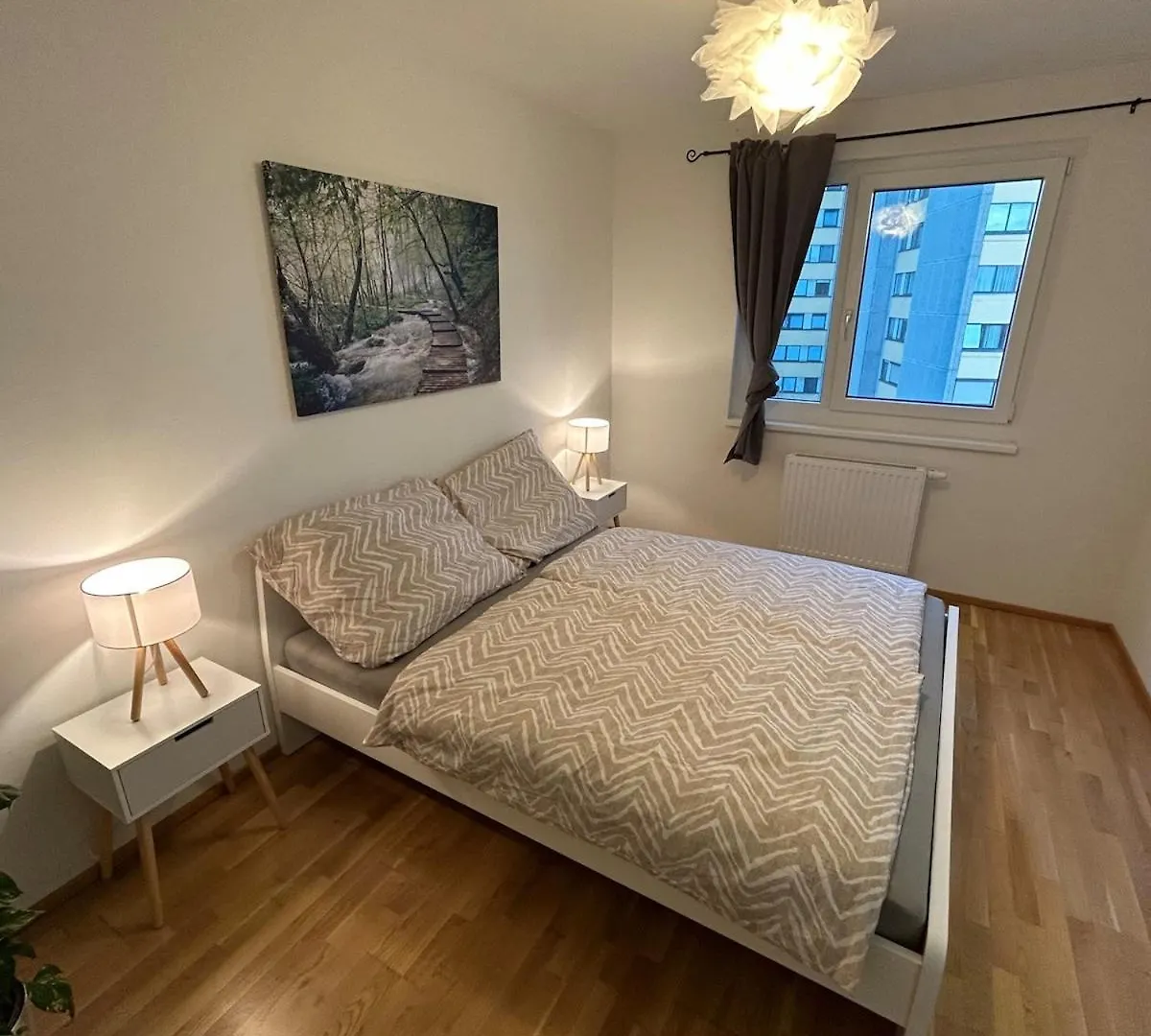 Deluxe Apartment With Balcony & Free Parking