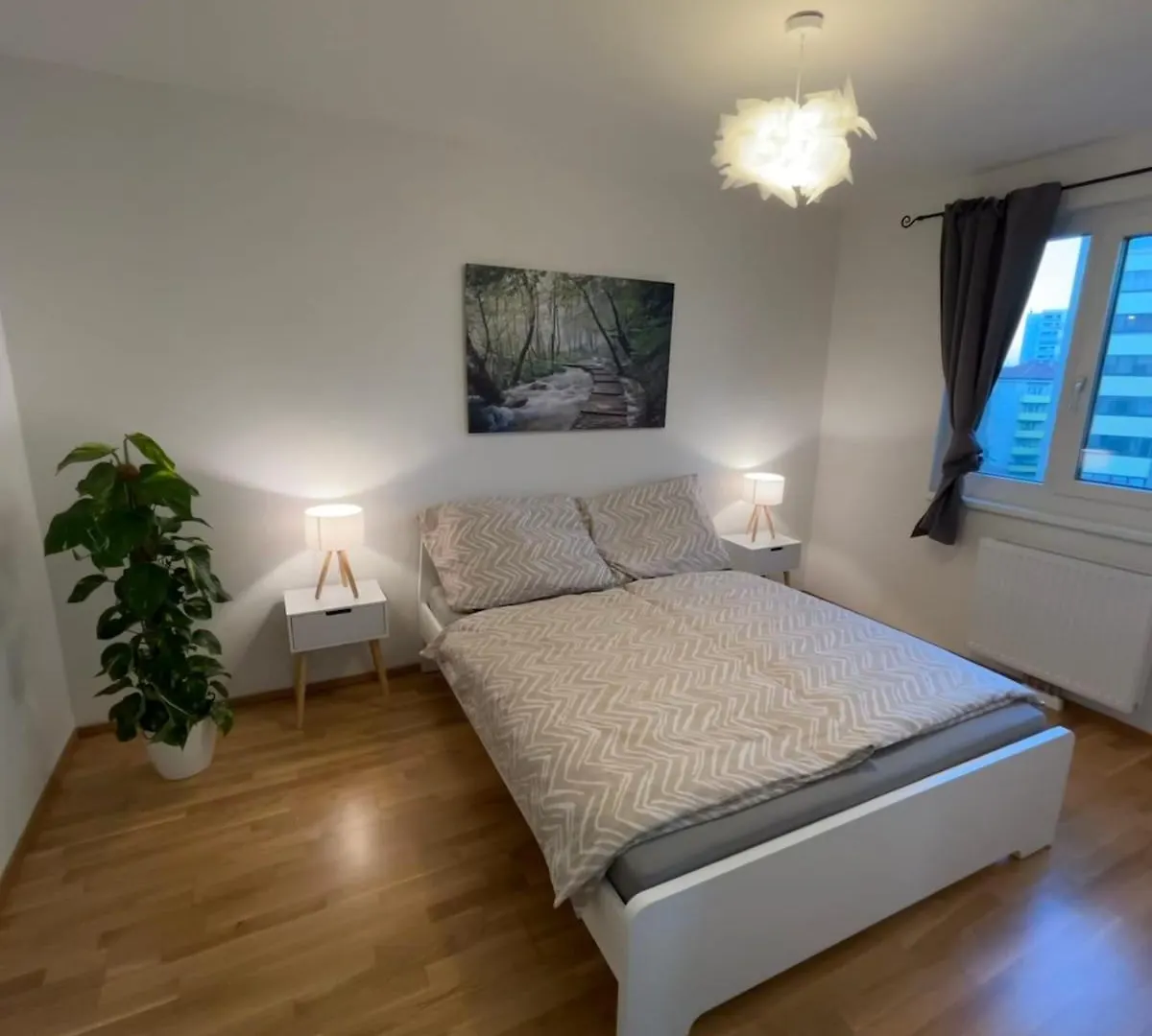 Deluxe Apartment With Balcony & Free Parking