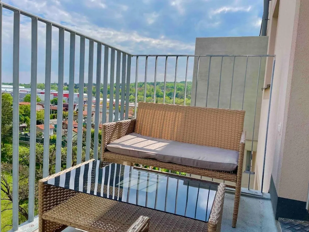 Deluxe Apartment With Balcony & Free Parking