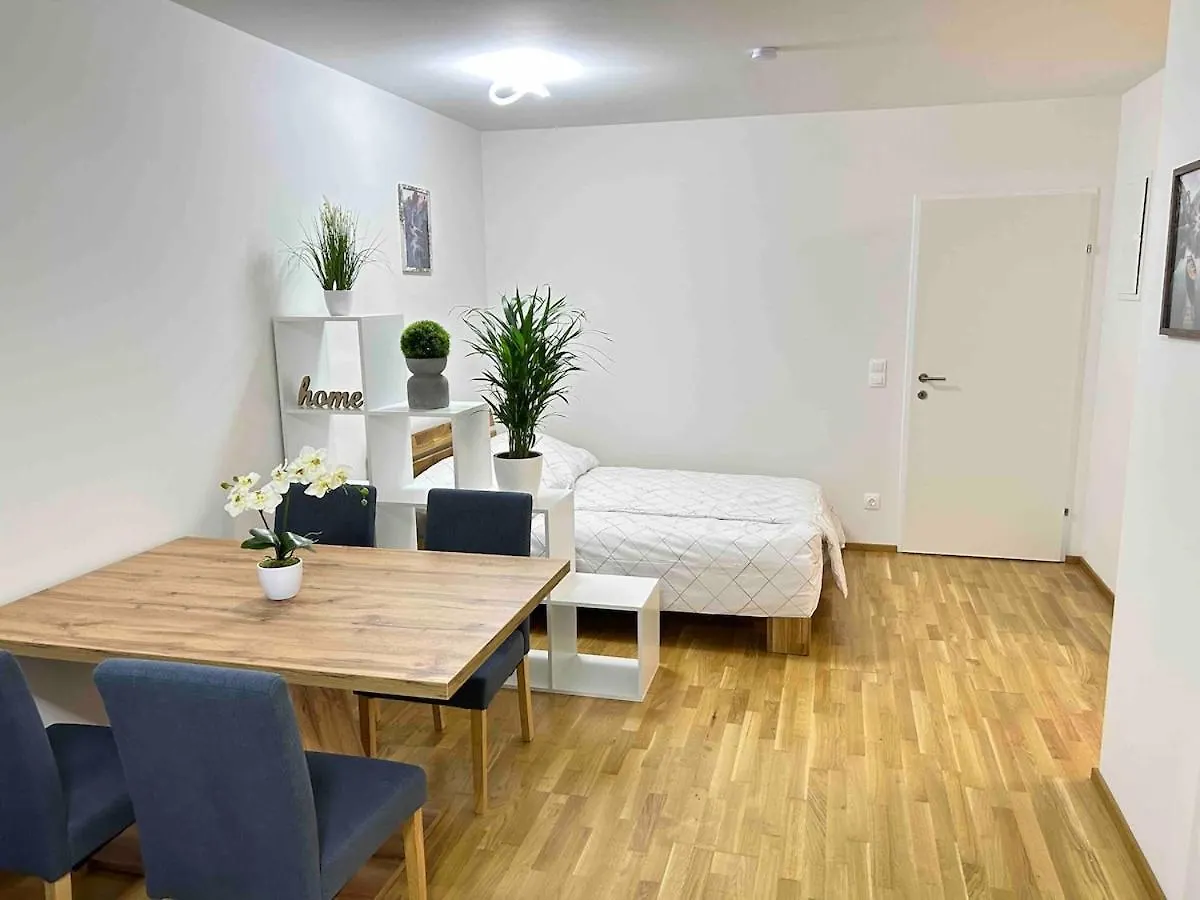 Deluxe Apartment With Balcony & Free Parking