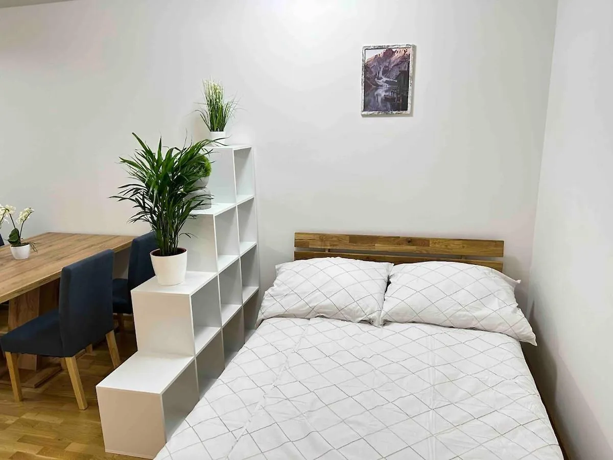 Deluxe Apartment With Balcony & Free Parking