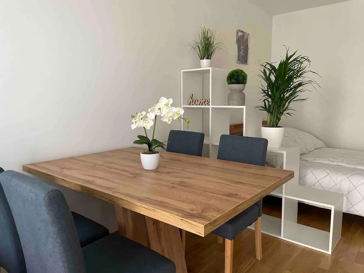 Deluxe Apartment With Balcony & Free Parking